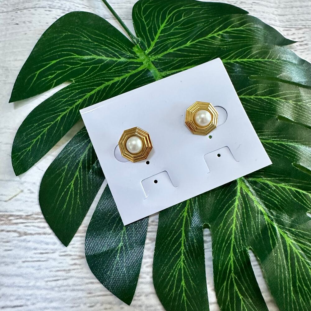 BOGO FREE VTG PEARL GOLDEN STUD 70’s earrings